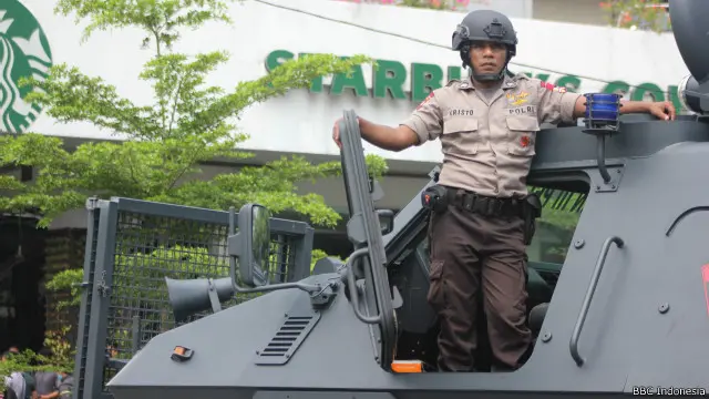 Seorang anggota polisi berada di kendaraan lapis baja di depan kafe Starbuck beberapa jam setelah serangan.