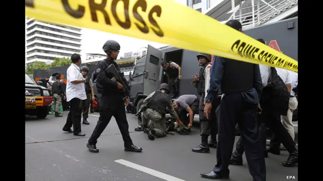 Спецслужбы Индонезии возле торгового центра