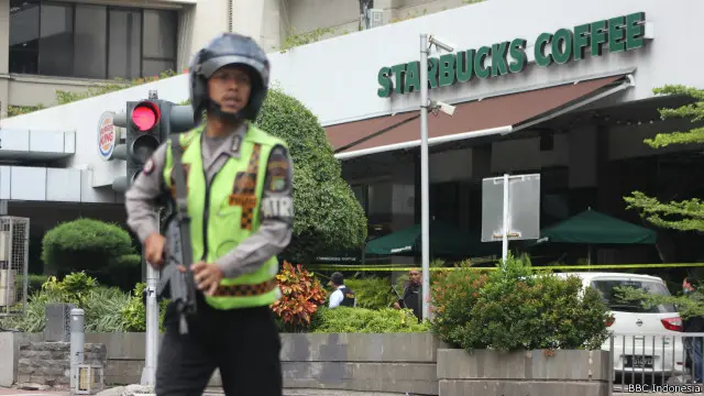 Menurut polisi, pelaku teror memulai serangannya di kafe Starbuck di gedung Skyline.