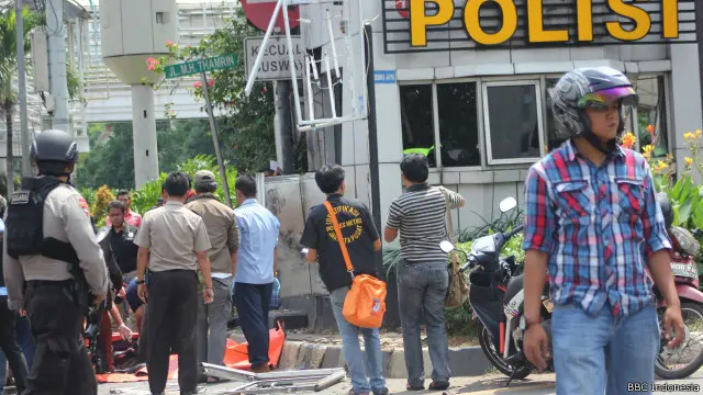 Pelaku teror juga menyerang pos polisi di dekat gedung Sarinah.