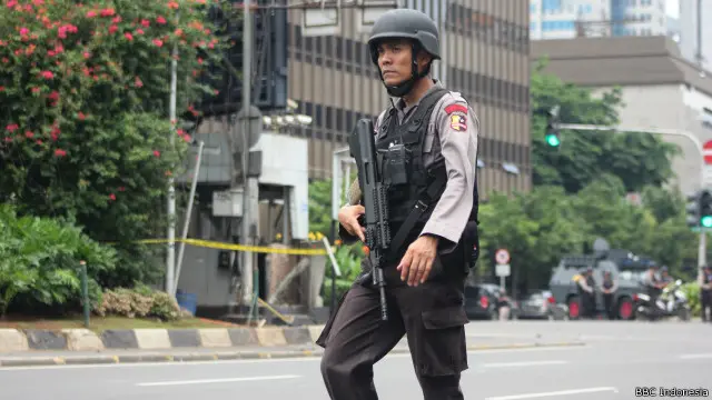 Kepolisian telah menangkap sedikitnya 12 orang dalam upaya membongkar jaringan pelaku penyerangan di kawasan MH Thamrin, 14 Januari lalu.