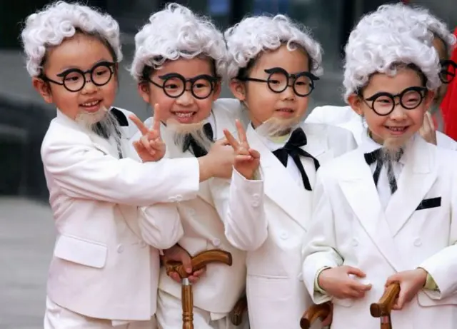 又一家肯德基在北京开张，孩子们扮作桑德斯上校助兴 