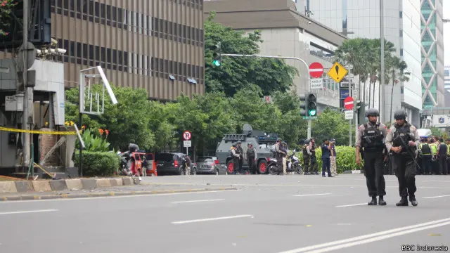 Beberapa jam setelah serangan, aparat kepolisian terus melakukan penjagaan di sekitar lokasi kejadian.