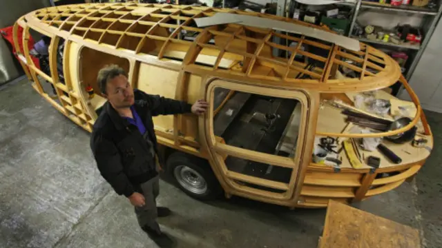 捷克Ecorra机修公司的Jaroslav Spacek与一辆未完工的巴克敏斯特·富勒(Buckminster Fuller )1933年版Dymaxion概念车复制品。(AlexandrSatinsky/isifa/Getty Images)