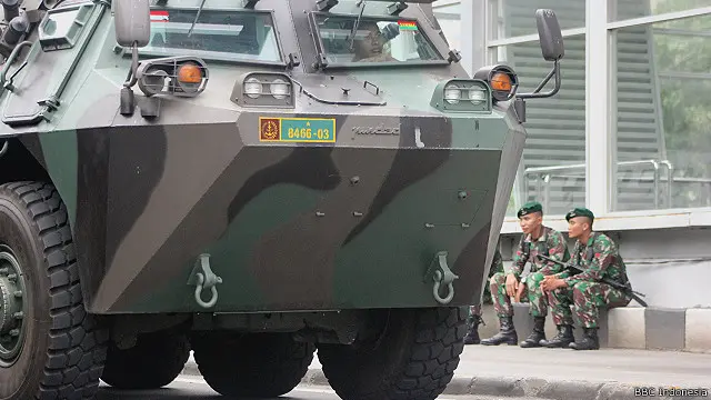 Dua serdadu berbincang pascaserangan teroris di kawasan MH Thamrin, Jakarta, 14 Januari.