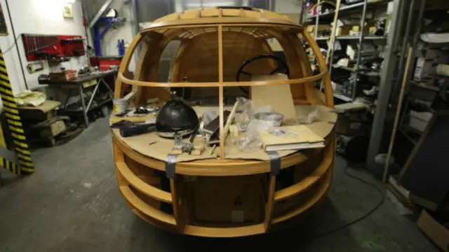 捷克Ecorra机修公司车间内的一辆未完工的巴克敏斯特·富勒1933年版Dymaxion概念车复制品。(AlexandrSatinsky/isifa/Getty Images)