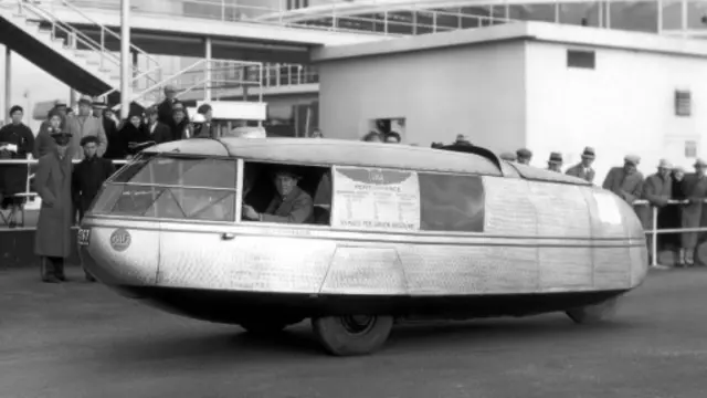 1933年10月：巴克敏斯特·富勒设计的Dymaxion概念车在1933年芝加哥万国博览会上闪亮登场。(Hedrich Blessing Collection/Chicago History Museum/Getty Images)