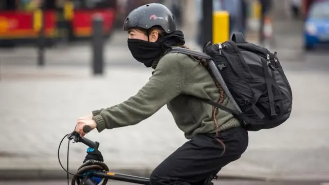 2014年4月，一名自行車騎行者在倫敦的霧霾中「全副武裝」，這也是該市去年NO2污染最嚴重的星期之一(圖片來源：Rob Stothard/Getty Images)