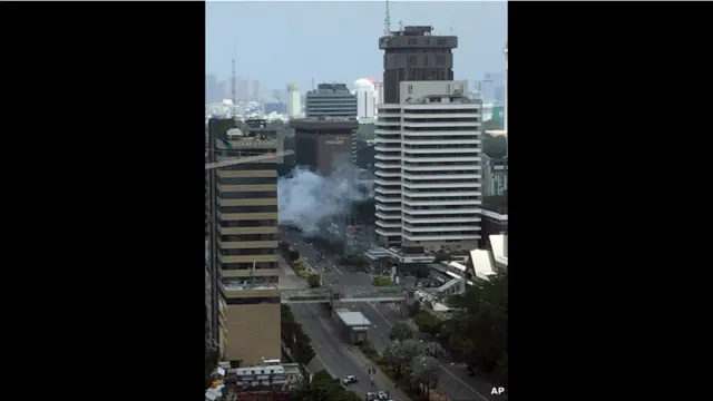 विस्फोट के बाद मॉल की इमारत से धुंआ उठता हुआ देखा गया