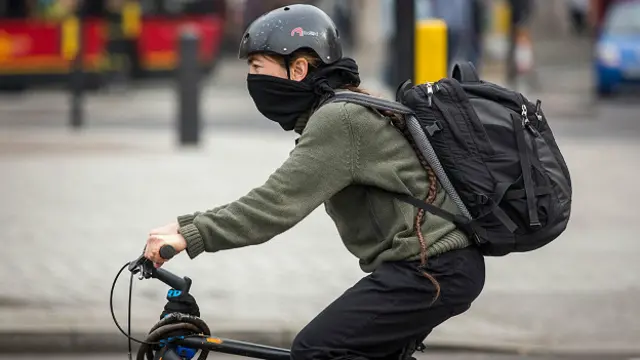 Велосипедист во время смога в апреле 2014 года, когда концентрация двуокиси азота в воздухе была особенно высока