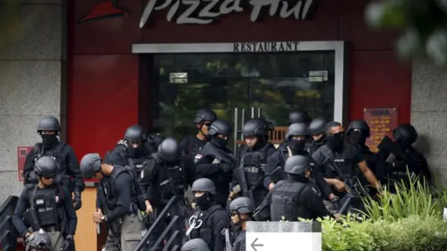 هاجم المسلحون مركزا للتسوق مكتظا بالمتبضعين في قلب العاصمة الاندونيسية. (رويترز)