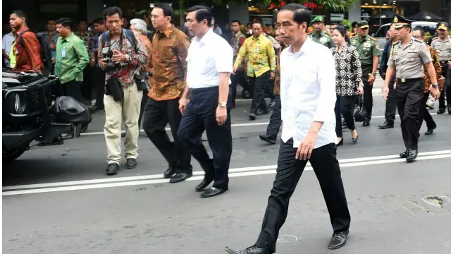 Presiden Jokowi meninjau lokasi serangan di kawasan Sarinah, 14 Januari 2016.