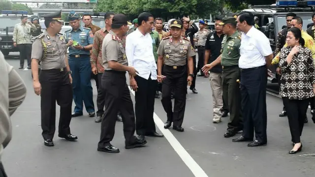 Presiden Joko Widodo mengunjungi kawasan pusat perbelanjaan Sarinah di Jalan MH Thamrin, Jakarta Pusat, setelah penyerangan berlangsung pada Kamis (14/01).