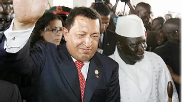 El expresidente de Venezuela Hugo Chávez y el presidente de Gambia