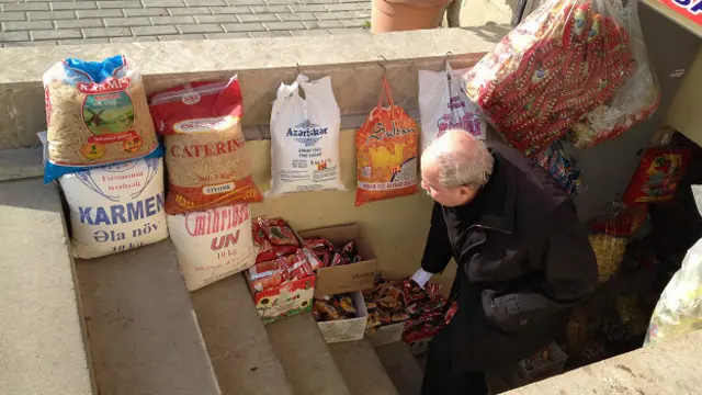 Müxbirimiz mağazalarda un və çörəyin satış qiymətləri ilə maraqlanıb