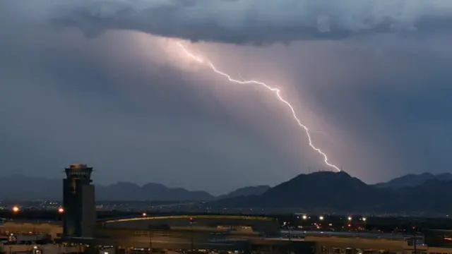 而在美国受雷击的机率为12000：1