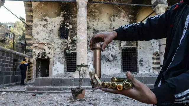 ترکی کے وزیرِ اعظم احمد داؤد اوغلو نے کہا ہے کہ ان کا ملک شام کے سرحدی علاقے میں شامی کردوں کی پوزیشنوں پر گولہ باری کا سلسلہ جاری رہے گا