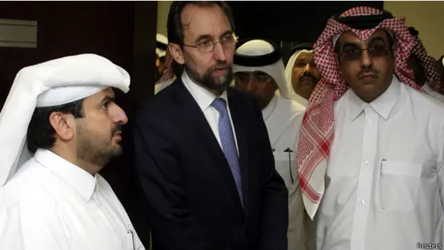 مفوض حقوق الانسان زيد رعد الحسين يتفقد منشآت مدينة العمالة في قطر