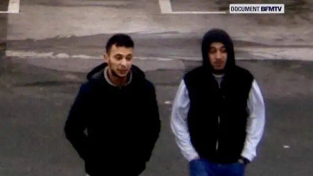 اس تصویر میں بائیں جانب صالح عبداسلام ایک پیٹرول سٹیشن پر ساتھی کے ہمراہ موجود ہیں