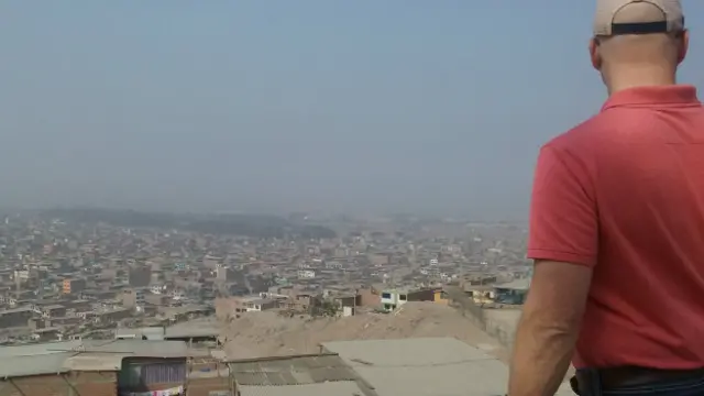 Turista mirando los shanty town de Lima
