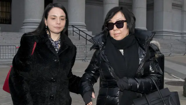 朴虹（右）与代表律师在周四（1月14日）一同离开法院