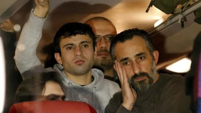 بدا اللاجئون قلقين لدى انتظارهم على متن الحافلة، خارج مقر المستشارية الألمانية