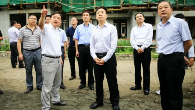 2015年6月,魏宏(前排中)在四川雅安檢查災後重建工作。雅安被視為他政治生涯的起點。
