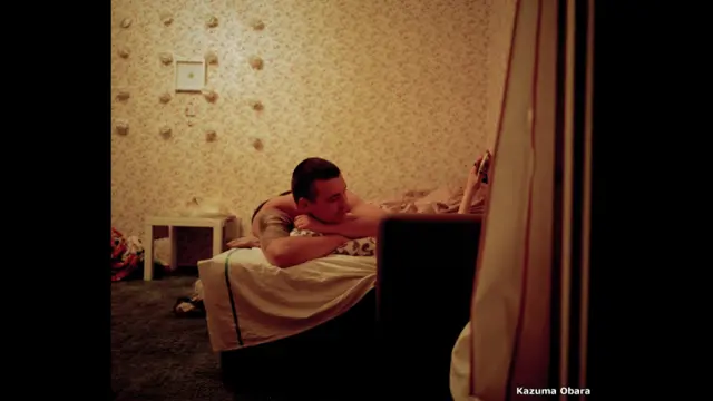 Un joven en una habitación