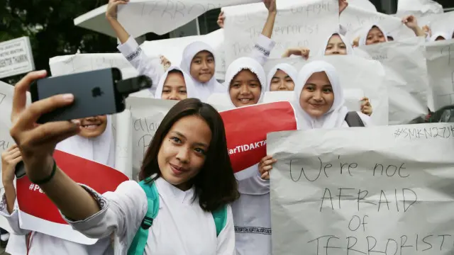 Pemerintah meminta masyarakat ikut melaporkan akun media sosial maupun situs 'radikal yang masih tayang di internet'.