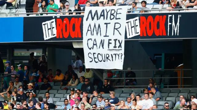 محمد عامر جو سپاٹ فکسنگ کے باعث کرکٹ کی دنیا سے باہر تھے ساڑھے پانچ سال بعد اپنے پہلے میچ میں کھیلے۔ آکلینڈ میں شائقین نے بینر لگایا جس پر لکھا ہے ’شاید عامر سکیورٹی فکس کر سکے‘۔