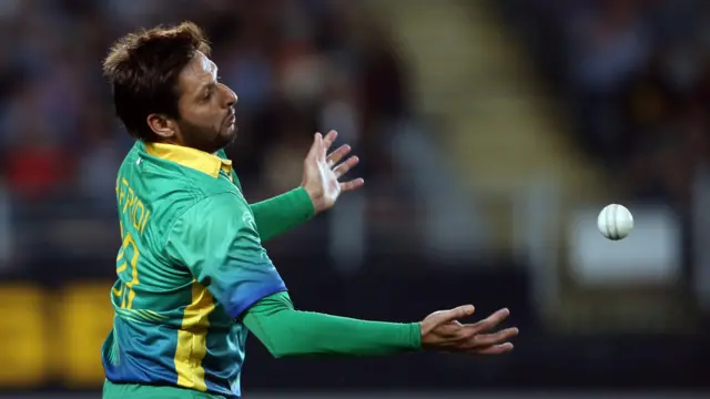 محمد عامر جن کی گیند پر دو کیچ ڈراپ ہوئے نے میٹ ہنری کو آؤٹ کیا۔ ہنری کا کیچ شاہد آفریدی نے پکڑا۔