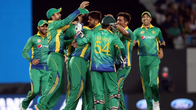 کولن منرو نے 25 گیندوں میں نصف سنچری مکمل کی اور وہاب ریاض کی گیند پر بولڈ ہوئے۔ انھوں نے نصف سنچری وہاب کی گیند پر چھکا مار کر بنائی تھی۔