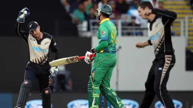 پاکستان نے پہلے بیٹنگ کرتے ہوئے مقررہ 20 اوورز میں آٹھ وکٹوں کے نقصان پر 171 رنز سکور کیے۔