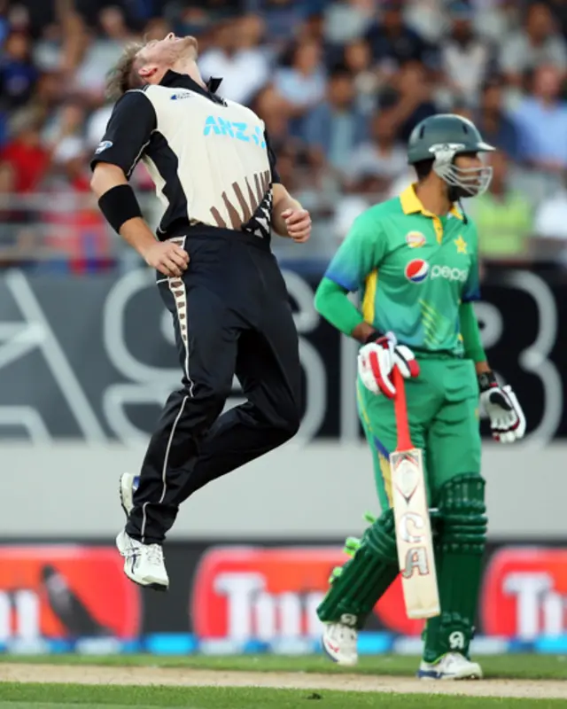 جواب میں نیوزی لینڈ کی پوری ٹیم مقررہ 20 اوورز میں 155 رنز بنا کر آؤٹ ہو گئی۔