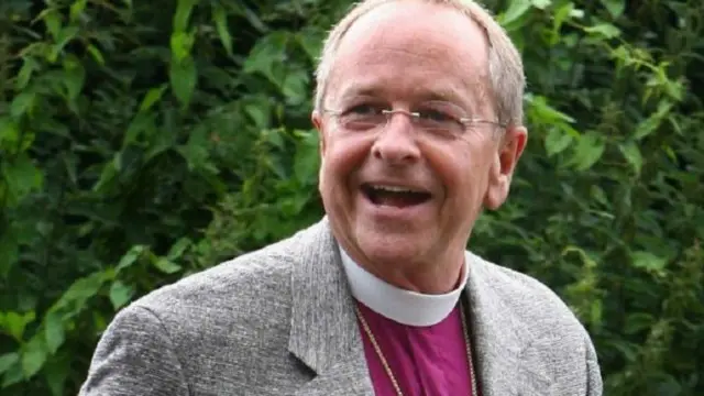 نُصب رجل الدين المثلي جين روبنسون أسقفا للكنيسة الأسقفية في نيوهامبشر عام 2003