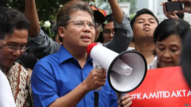 Todung Mulya Lubis menentang aksi terorisme namun menentang kewenangan tak terbatas polisi dalam menindakn terorisme.