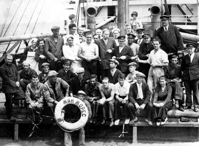 Горький с командой "Жан Жориса"