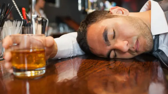 Hombre conusmiendo alcohol
