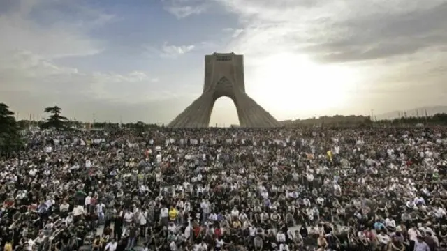يجسد برج آزادي تاريخ الدولة الفارسية الذي يمتد لـ 2500 سنة مع لمسات من العصر الحديث