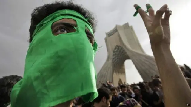 شهدت ساحة برج آزادي مظاهرات في 2009 احتجاجا على نتيجة انتخابات الرئاسة