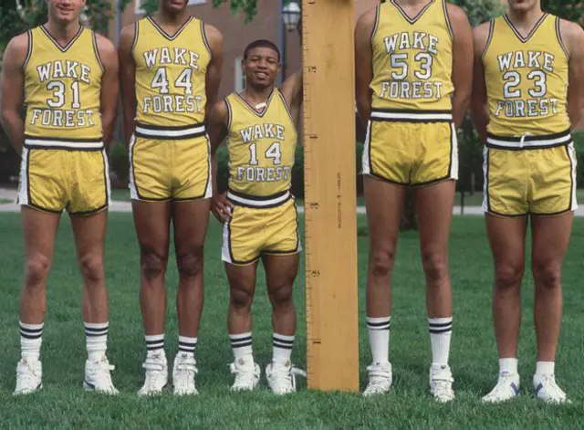 Una foto que compartió Muggsy Bogues en su cuenta de Twitter de su época universitaria.