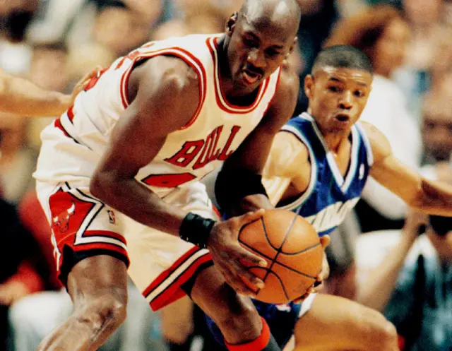 Al diminuto jugador le tocó jugar en la misma época que Michael Jordan.