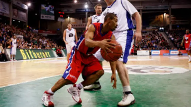 Después de retirarse, Muggsy sigue ligado al baloncesto y juega algunos partidos de exhibición.