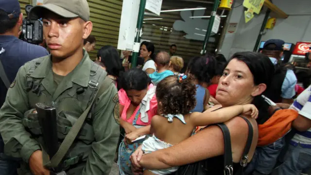 Fila en supermercado en Venezuela