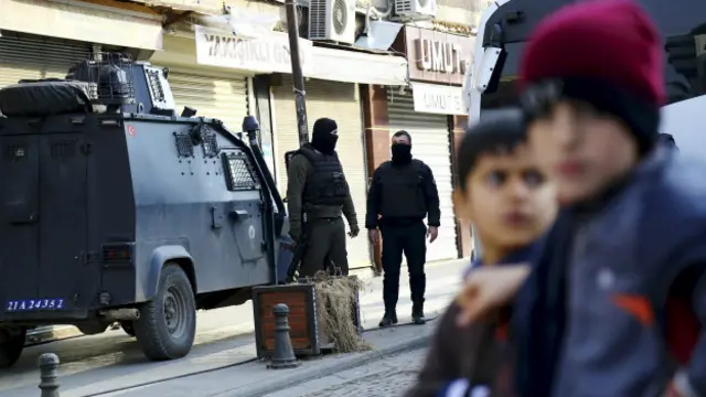 Diyarbakır'da devriye gezen polis zırhlı aracına saldırı düzenlendi.