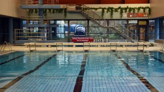 يبدو أن سلوك اللاجئين دفع النساء إلى هجرة المسبح