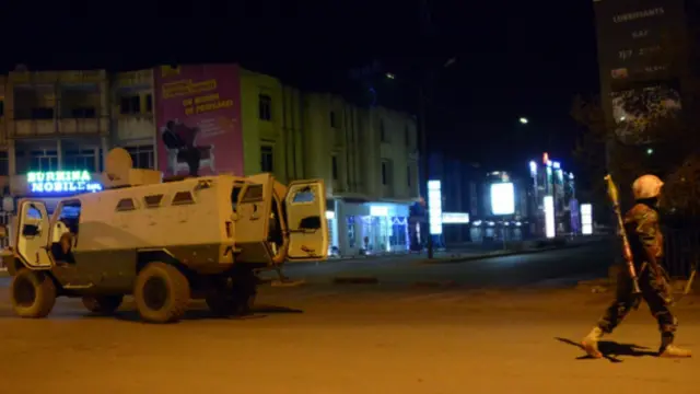 حملہ آوروں نے ہوٹل کے قریب واقع کیفے میں داخل ہوکر ایک ملازم کو ہلاک کر دیا ہے