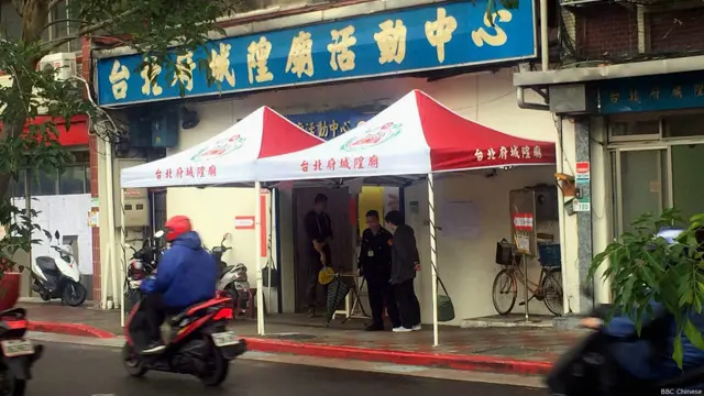 BBC中文網記者來到位於台北松山的一個投票所，可能因為時間尚早的關係，來投票的選民非常稀少。