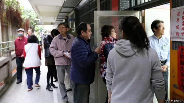 BBC中文網記者趙雅珊報道，台灣新北永和區的選民正在排隊投票，他們早至八點開始投票，截止下午4點結束。
