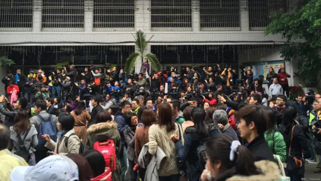 採訪蔡英文投票的記者上百，場面熱鬧。